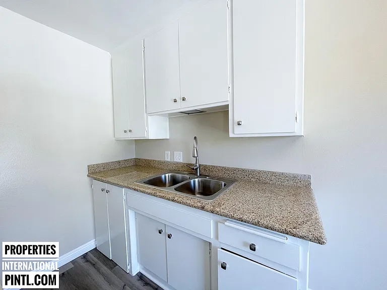2851 Montrose Ave — Photo 21