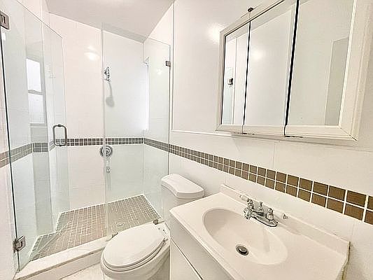 5th image of 2021 Lexington Ave APT 4C