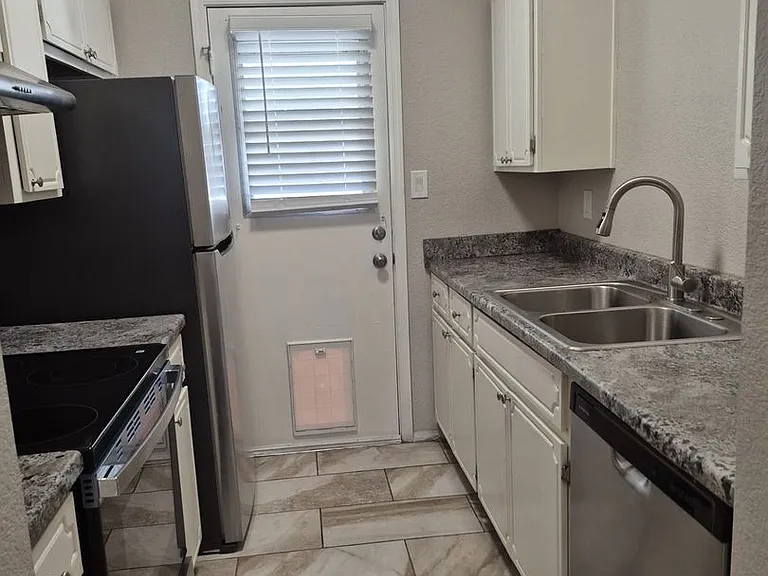Lindsay Villas Townhomes — Photo 15