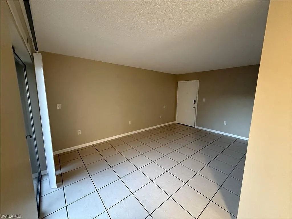 1 bed, 1.0 bath, 800 sqft, $1,050 — Photo 3