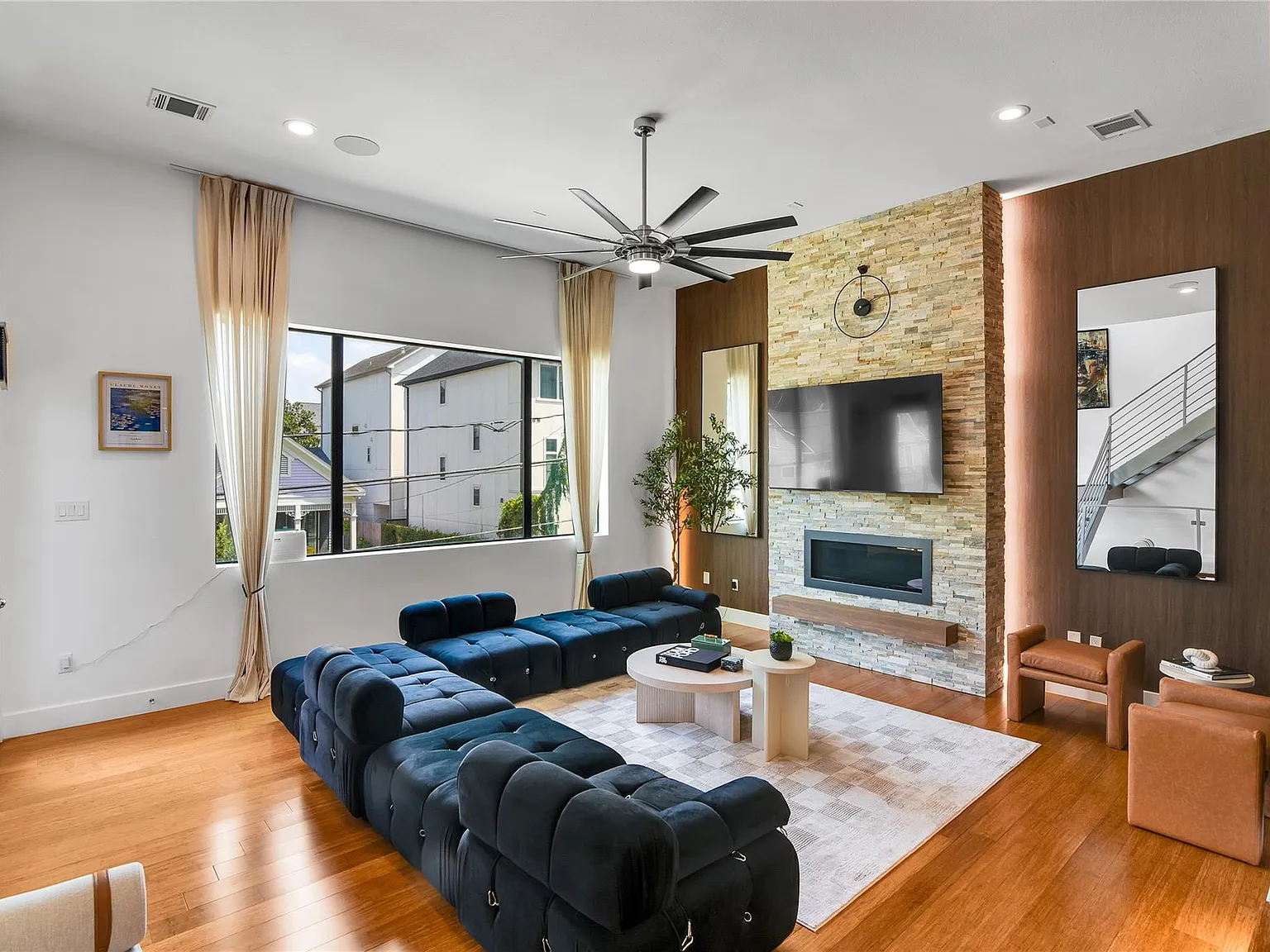3 bed, 3.5 bath, 2872 sqft, $7,500 — Photo 2