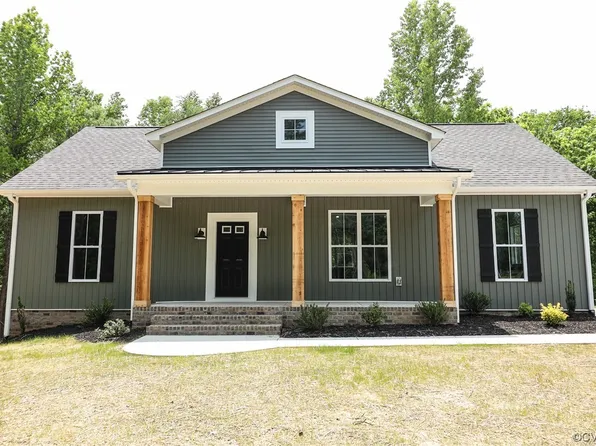 104 Rolling Acres Ln, Blackstone, VA 23824