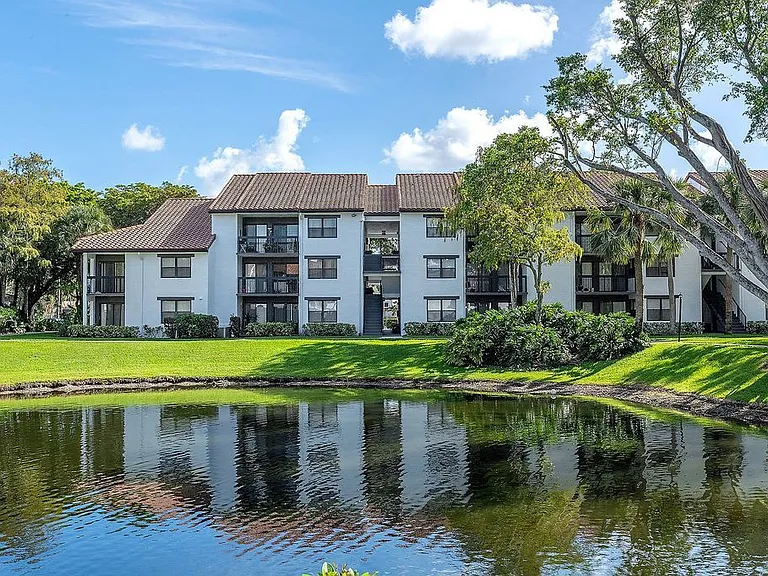 Sherwood on the Park Florida Apartments
