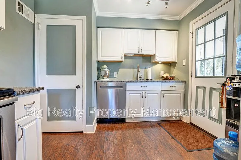 3 bed, 1.0 bath, 874 sqft, $1,900 — Photo 4