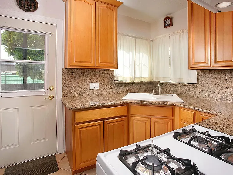 1040 Zook Dr — Photo 2