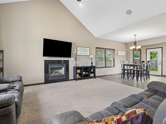 5th image of 470 Irish Ct