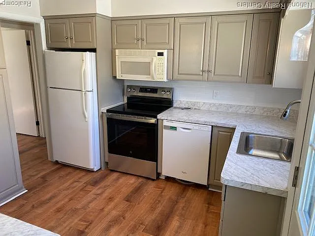 903 Roselawn Dr — Photo 7