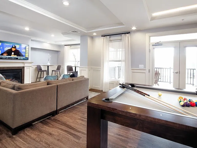 Resident Lounge with Billiards
