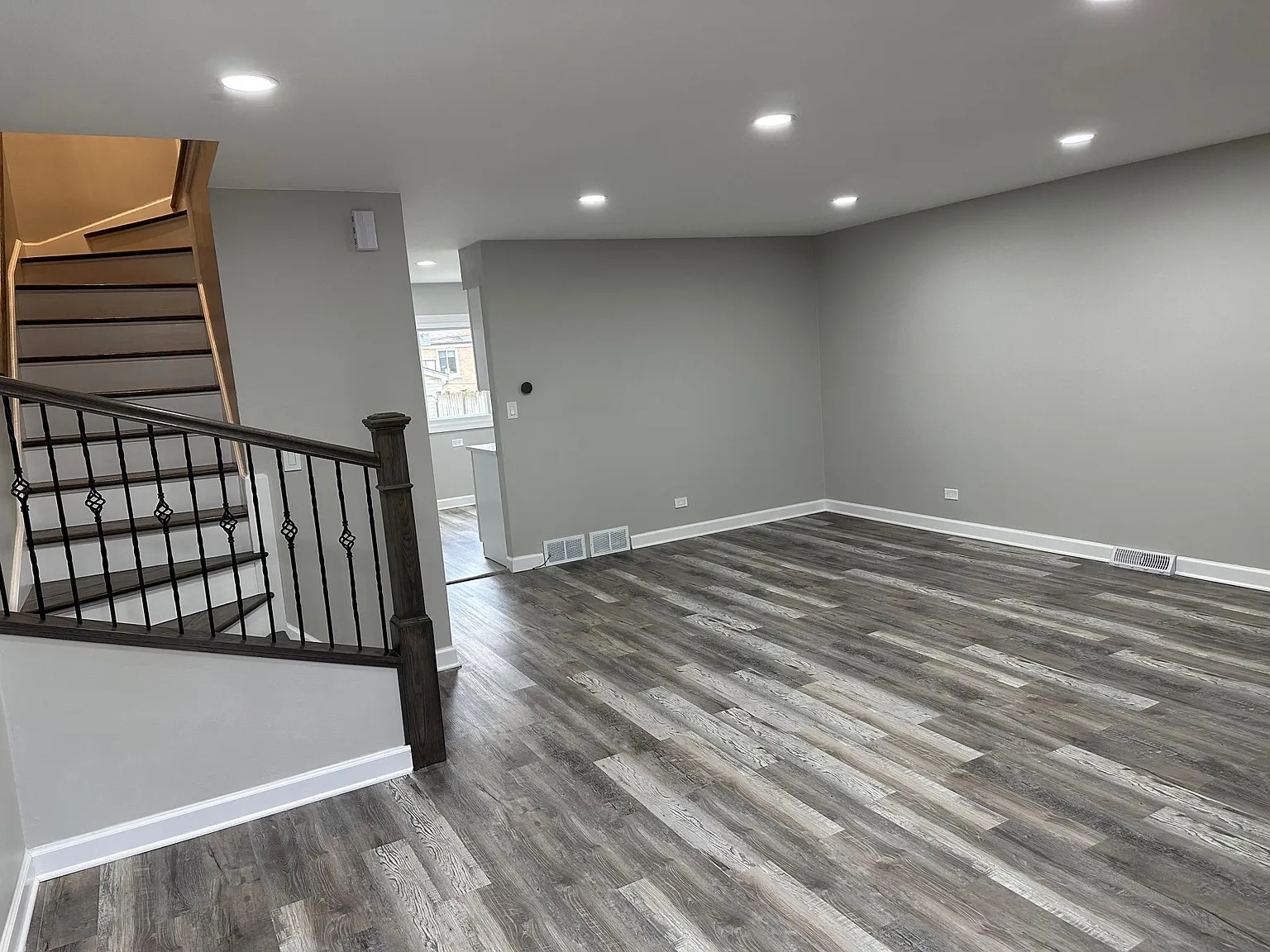 354 Skokie Ct — Photo 2