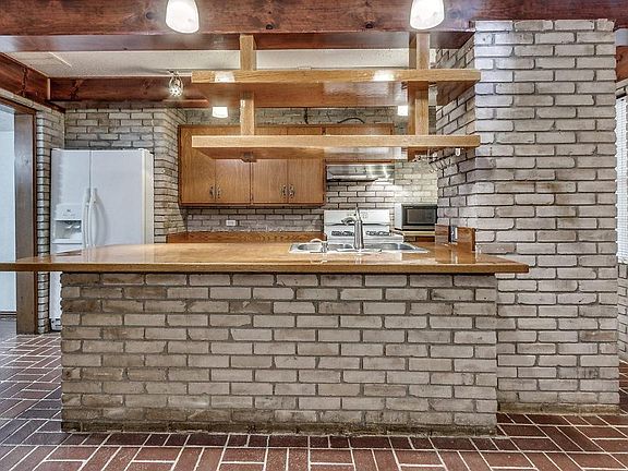 Cool kitchen with modern island. In addition to the bar, there is room for a kitchen table and a pantry. Refrigerator included.