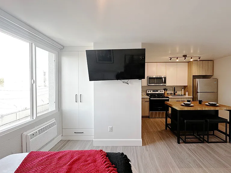 DLUX Lofts - Modern Downtown Studios — Photo 7