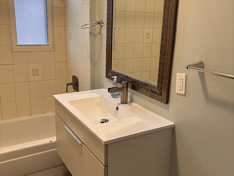 490 Gilmour St #2 — Photo 15