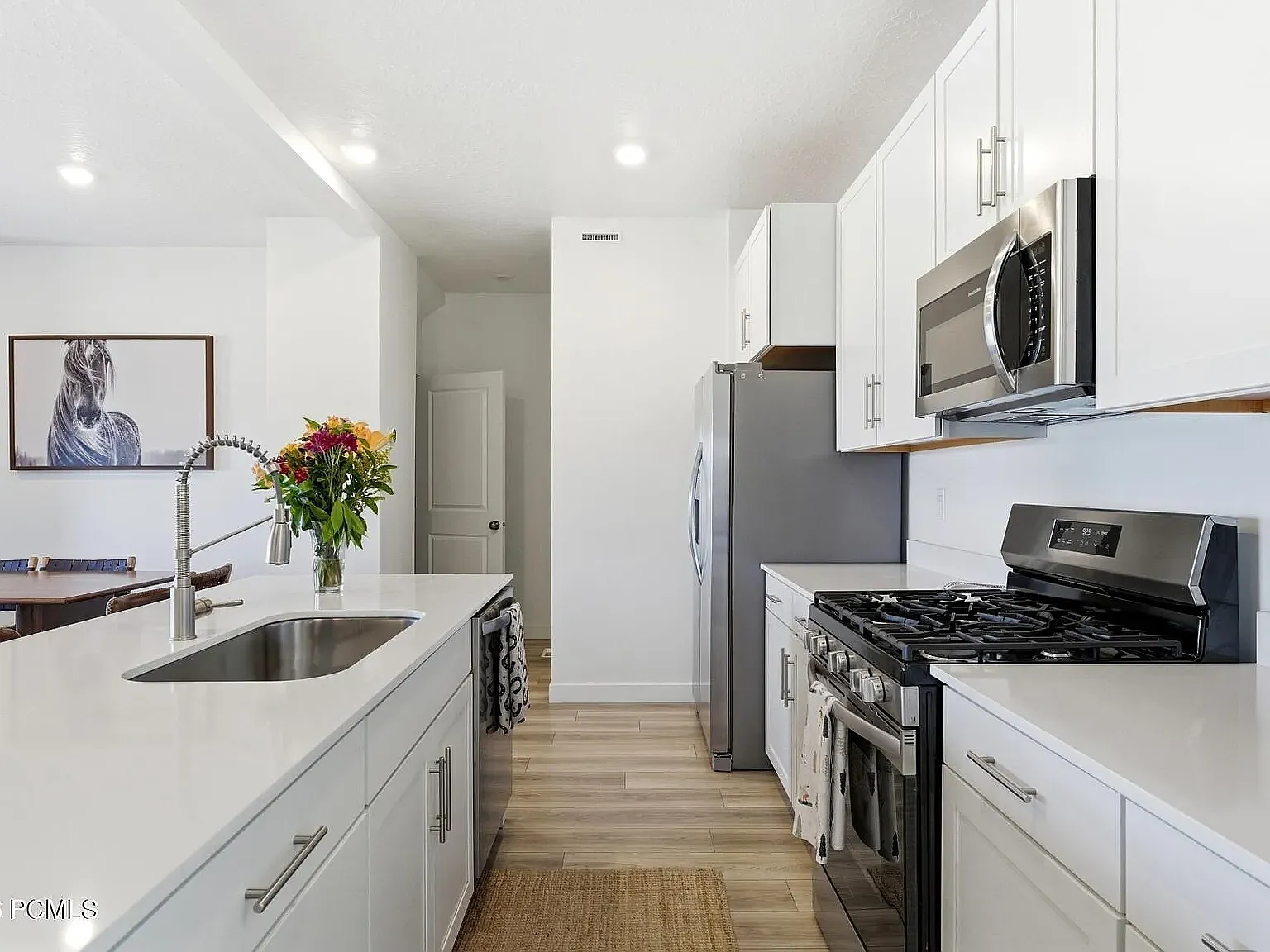 3 bed, 2484 sqft, $4,000 — Photo 4
