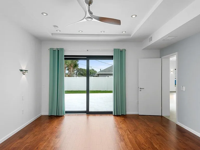3001 John Anderson Dr — Photo 12