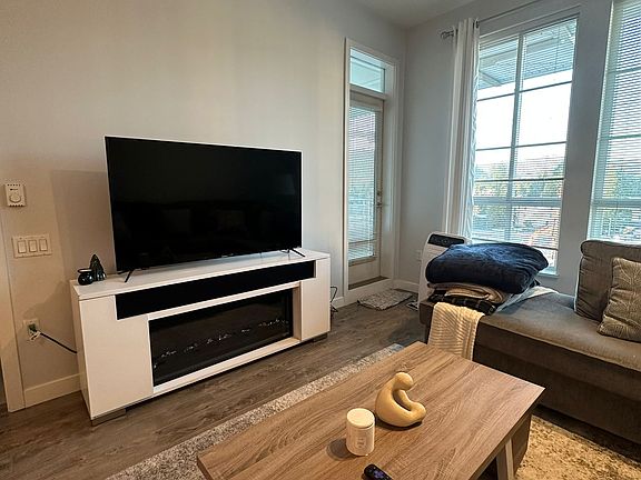 5th image of 618 Como Lake Ave #402