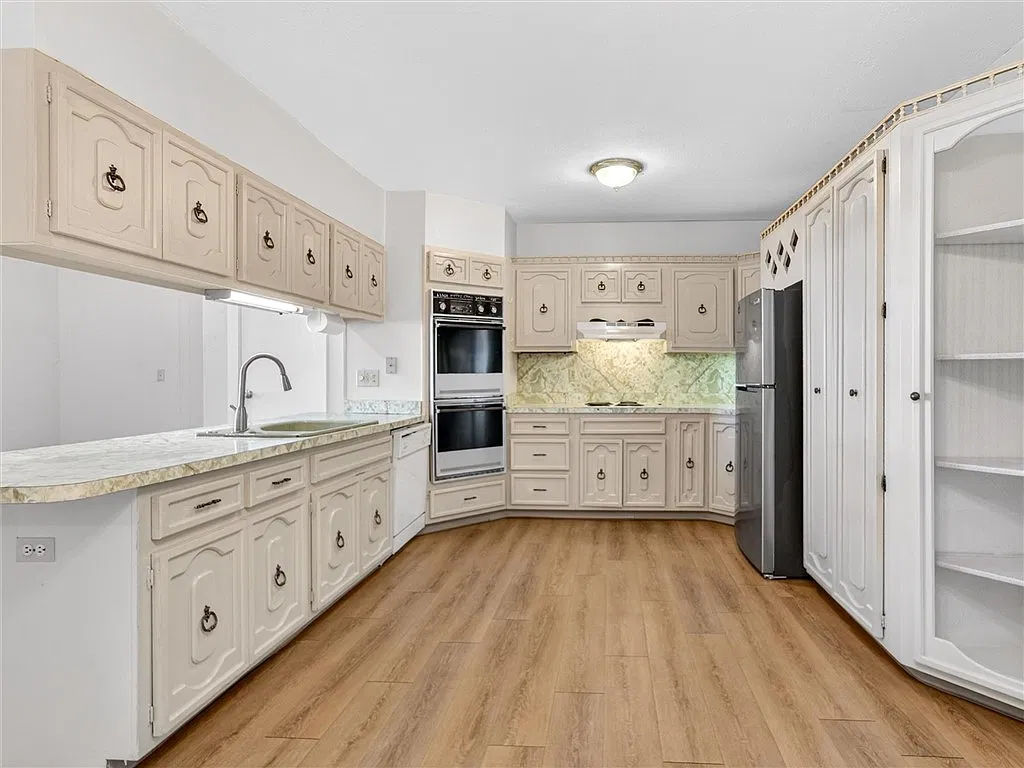 2 bed, 1.0 bath, 6160 sqft, $1,800 — Photo 2