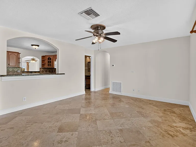 2250 NE 4th Ct — Photo 8