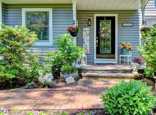 4 Lecluse Ln, Halesite, NY 11743