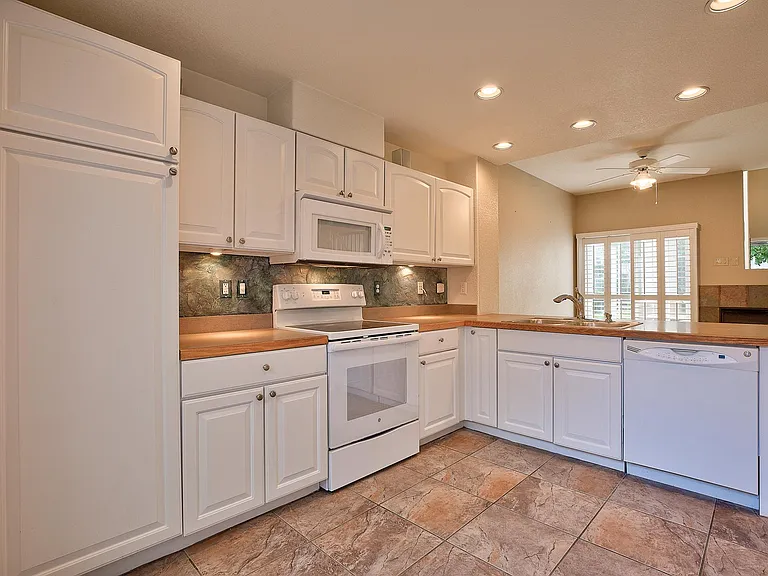 8300 Fairmount Dr — Photo 21
