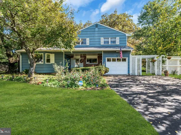 4 Denise Ct, Somerset, NJ 08873