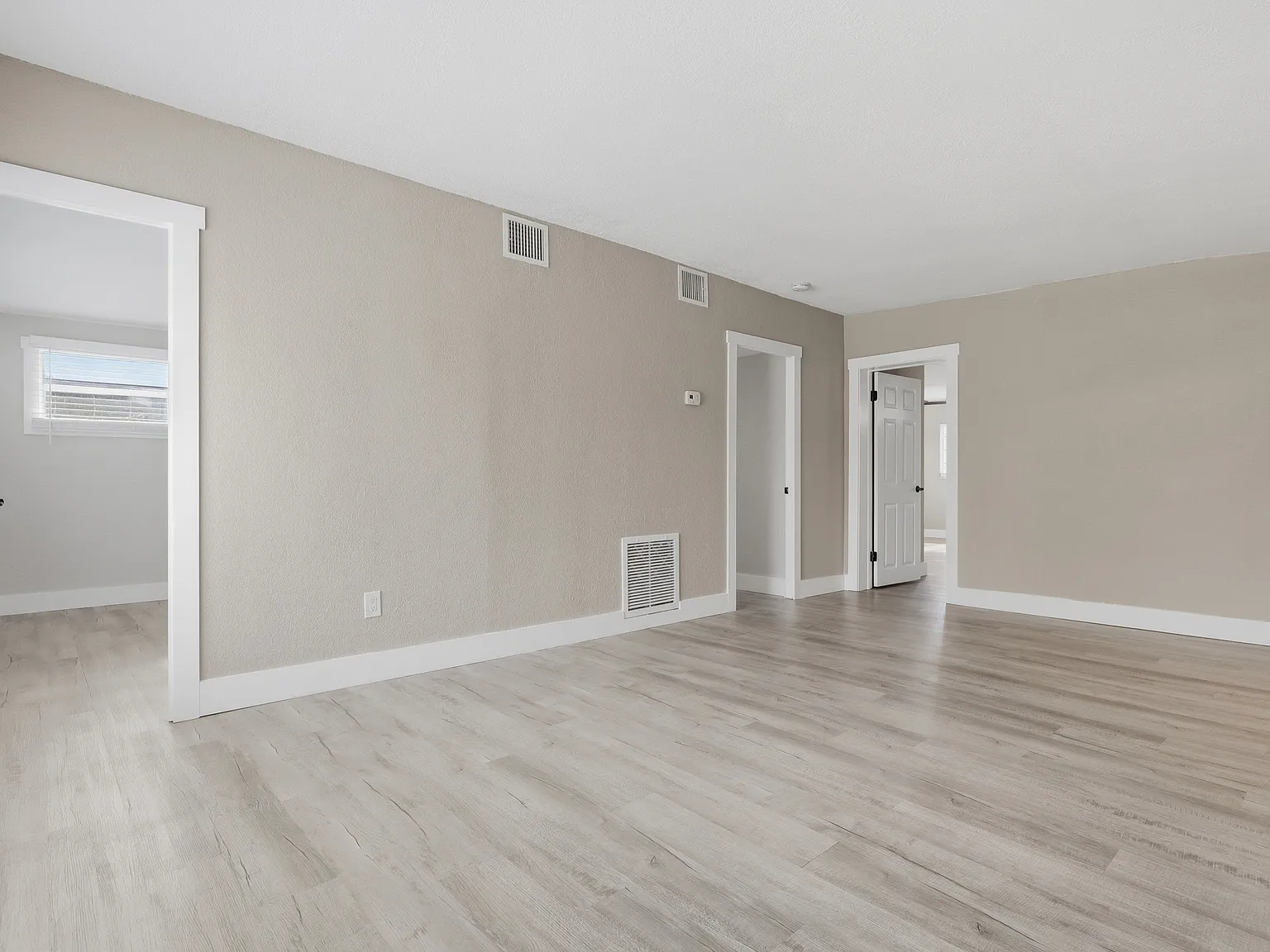 3 bed, 1118 sqft, $2,400 — Photo 2