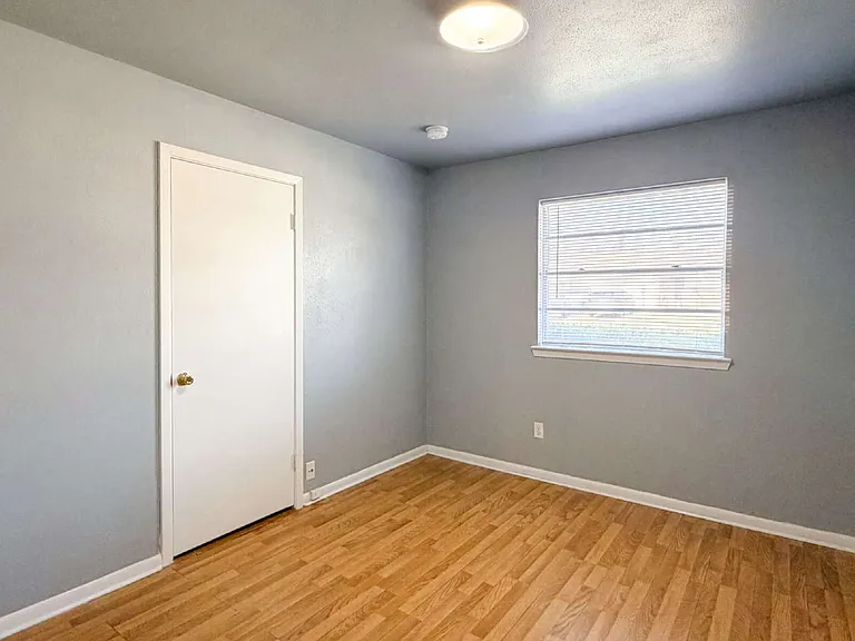 604 Mesquite Ave — Photo 9