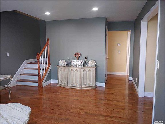 4th image of 2 Tipton Dr W