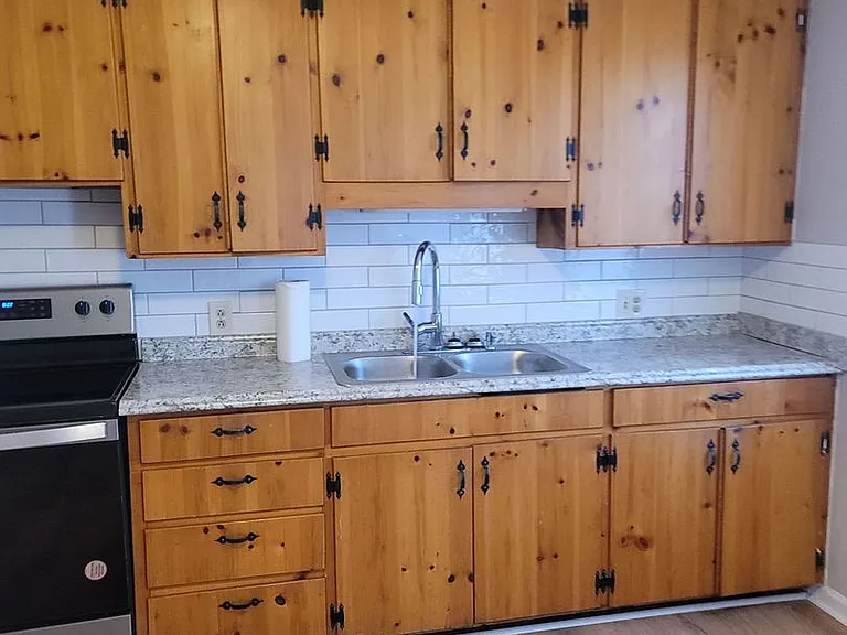 211 College Dr — Photo 2