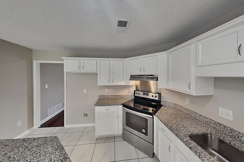 4 bed, 2.5 bath, 2100 sqft, $2,049 — Photo 4