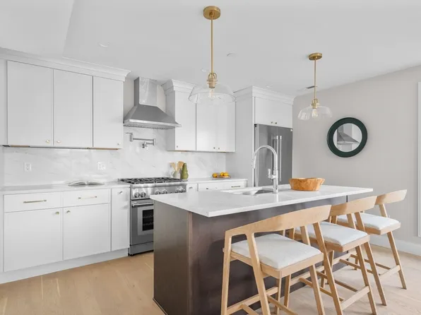 220 Bowen St Unit 4, Boston, MA 02127