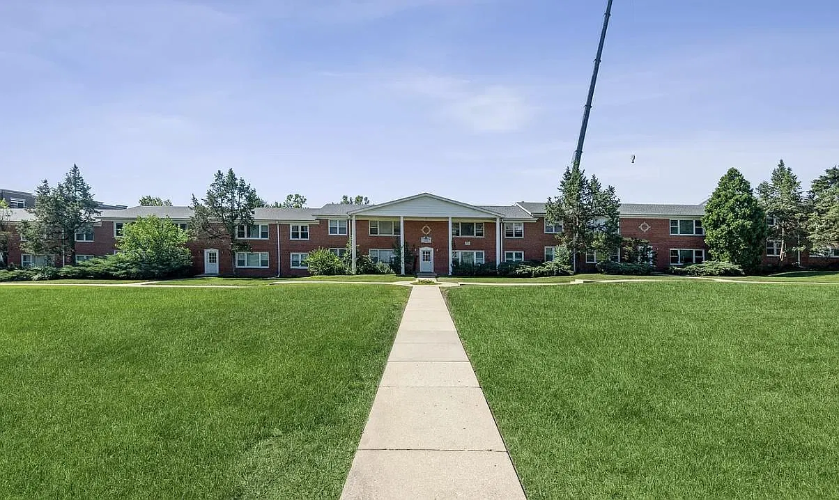 2 bed, 800 sqft, $2,000 — Photo 2