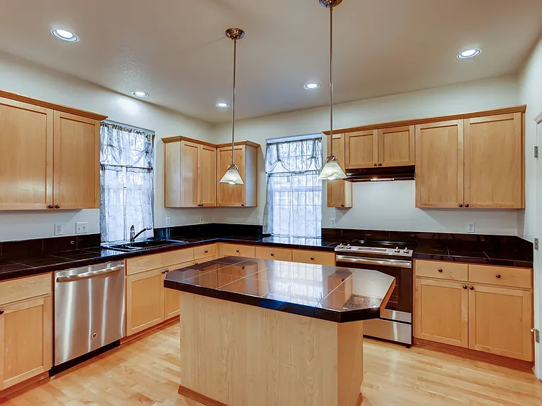 889 NE Caden Ave — Photo 5
