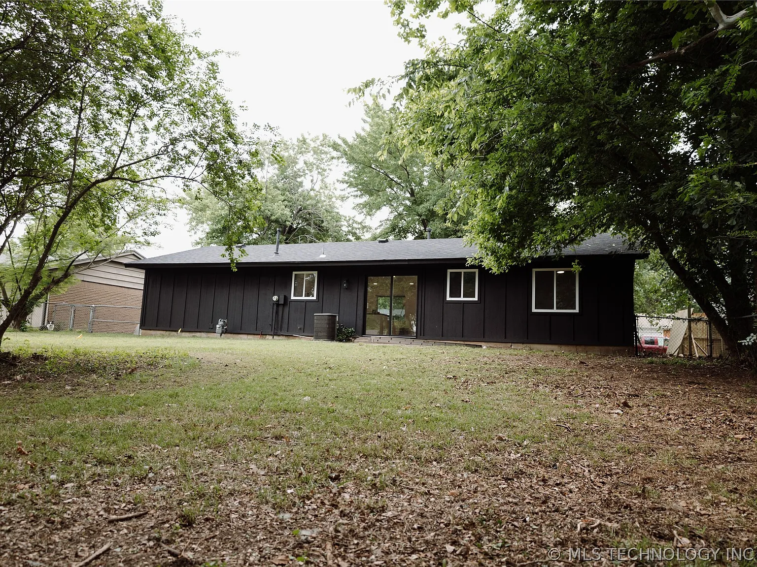 3 bed, 1.0 bath, 1010 sqft, $1,850 — Photo 3