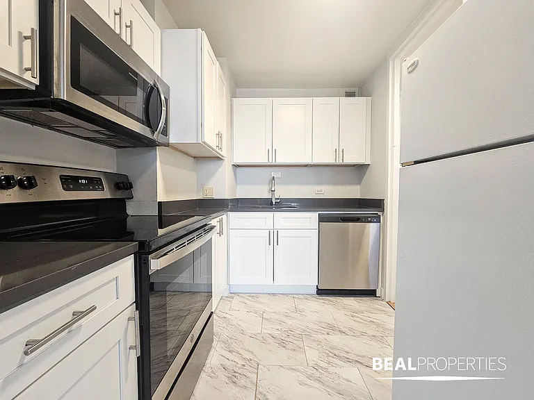 1344 N Dearborn — Photo 15