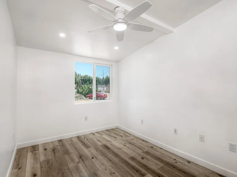 4108 Mission Ave — Photo 13