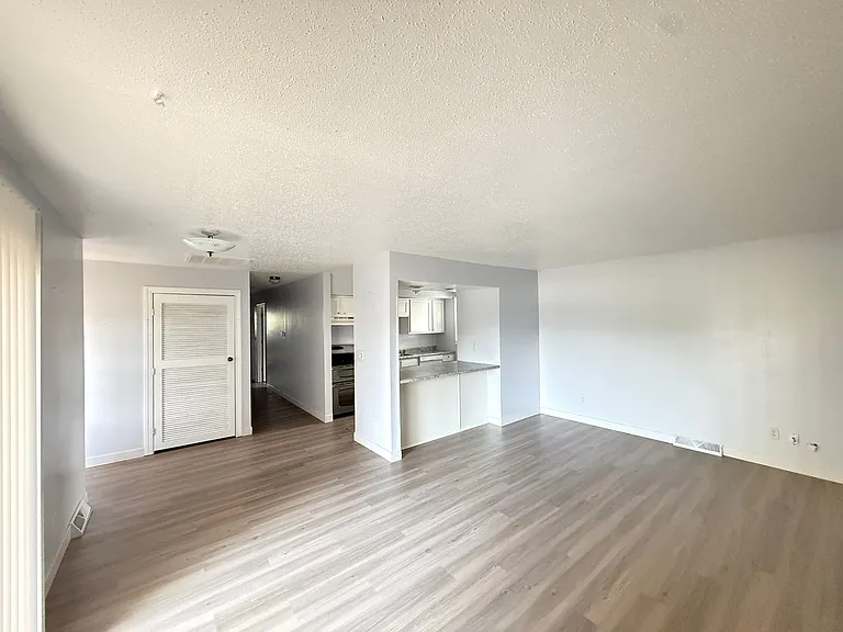 432 Amherst Dr — Photo 23