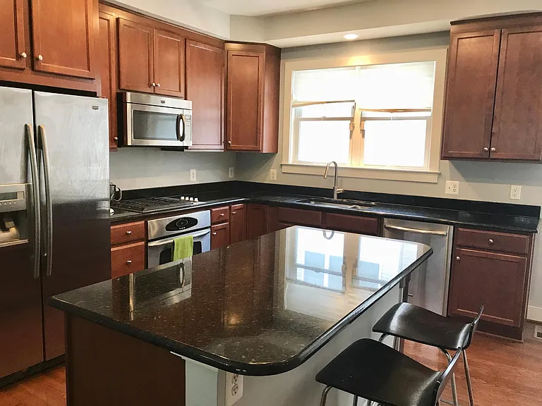 635 Regent Pl NE — Photo 6
