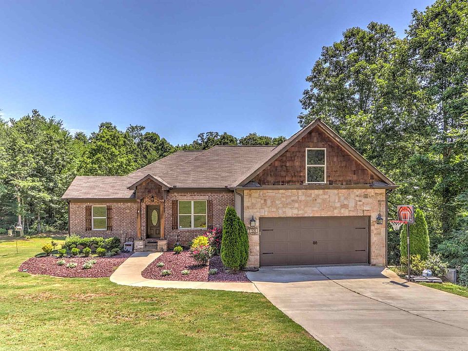 1st image of 123 Oakwood Dr