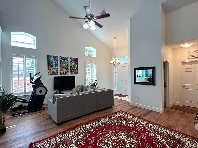 2106 Huxley Ln — Photo 6
