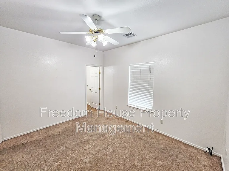 530 E Bourbon St #4 — Photo 13