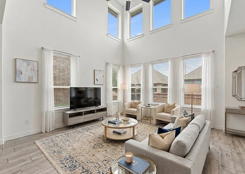2737 Splendor Ln