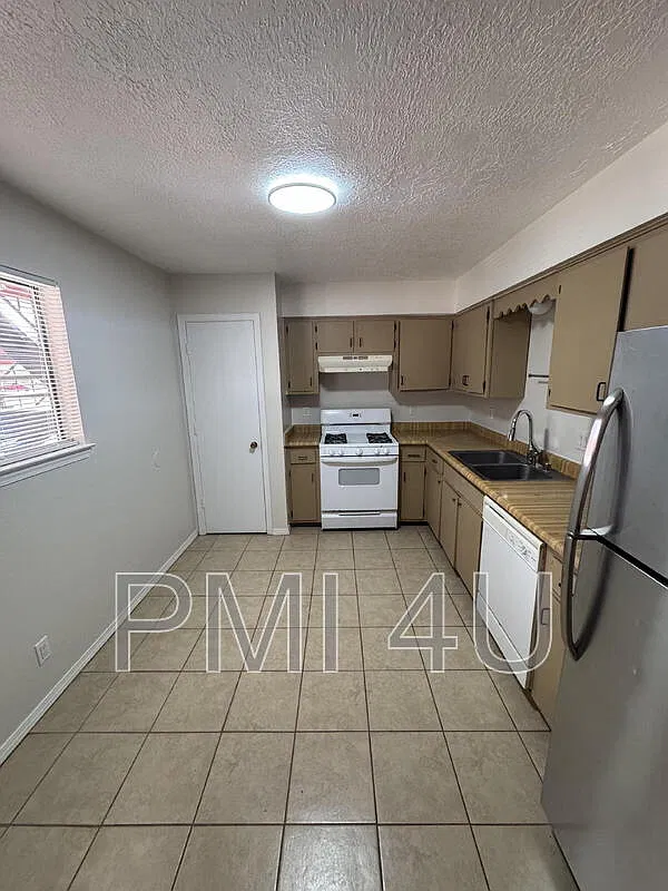 2 bed, 1.0 bath, $1,100 — Photo 4