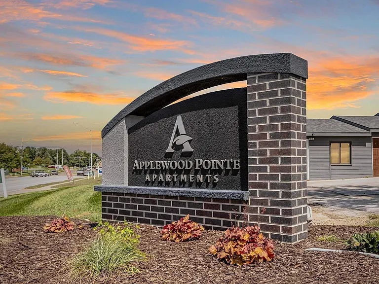 Applewood Pointe Apartments — Photo 7
