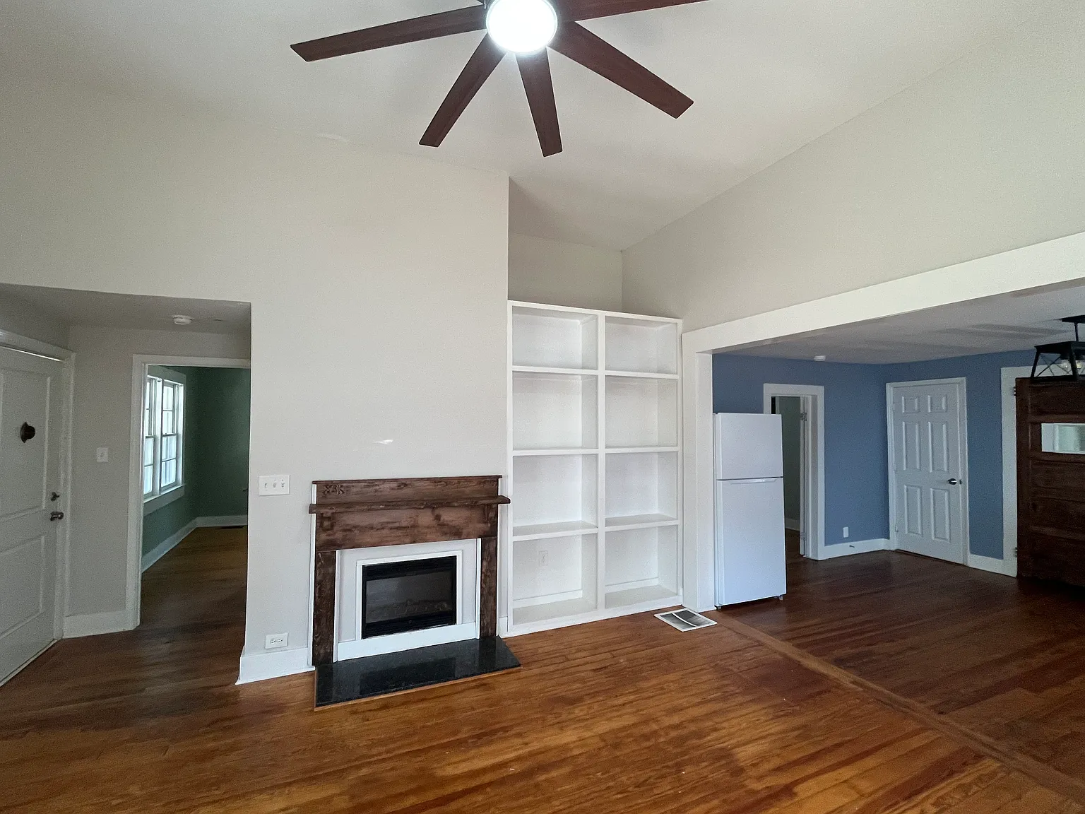 2 bed, 1.5 bath, 951 sqft, $1,300 — Photo 4