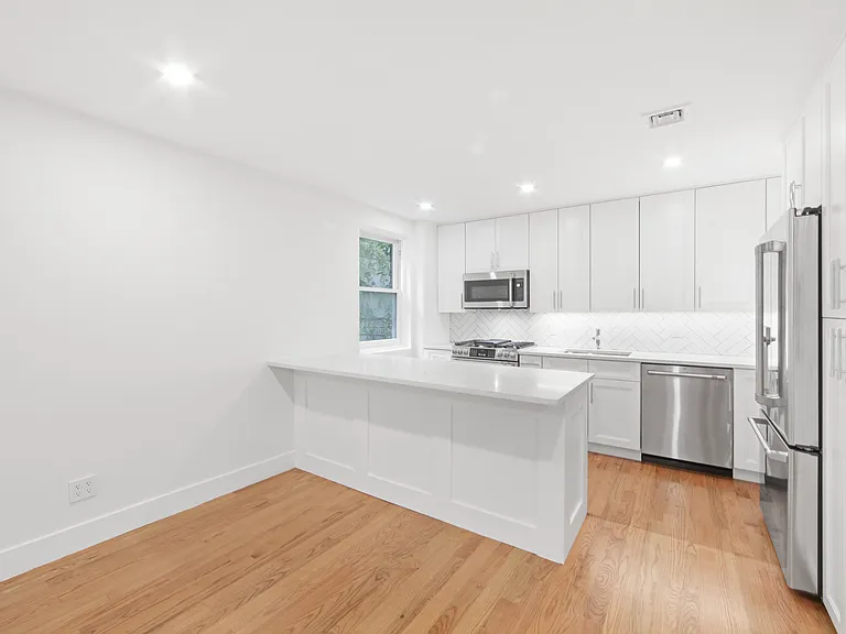 215 E 59th St #CHR — Photo 3