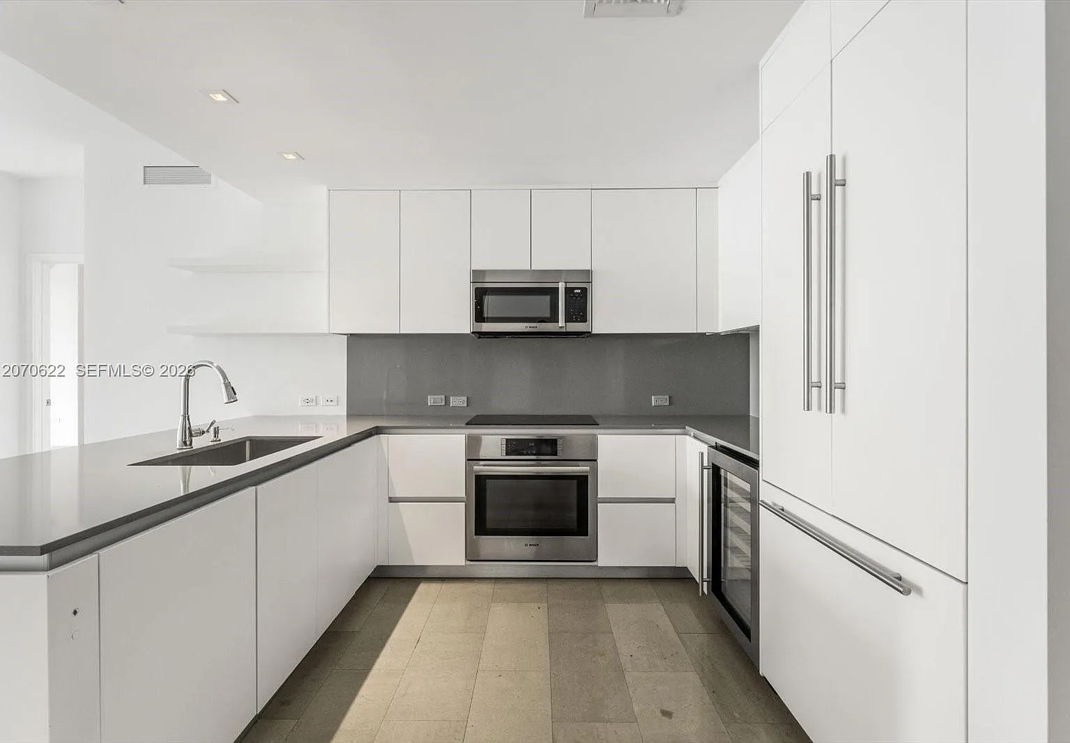 Reach Condo — Photo 2
