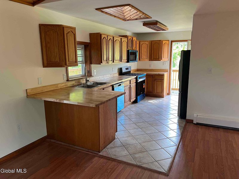 4th image of 418 High Rock Road