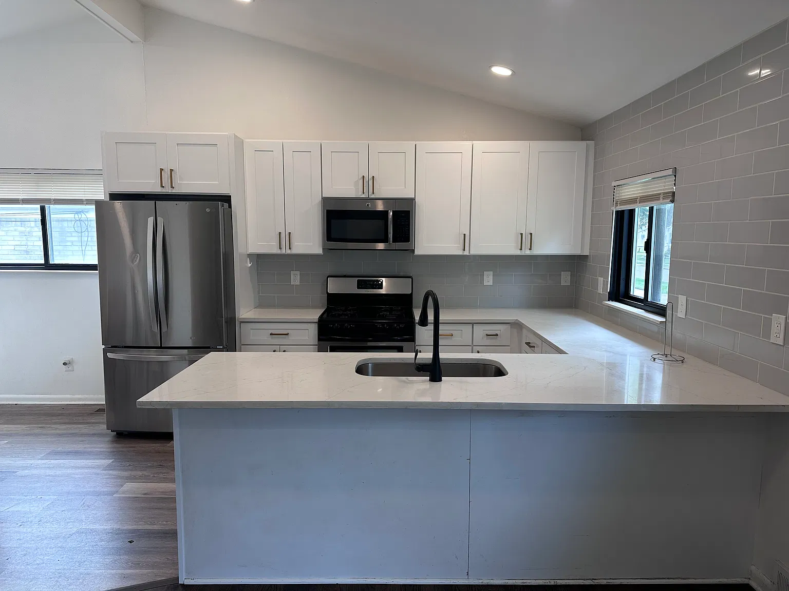 3 bed, 960 sqft, $2,100 — Photo 2