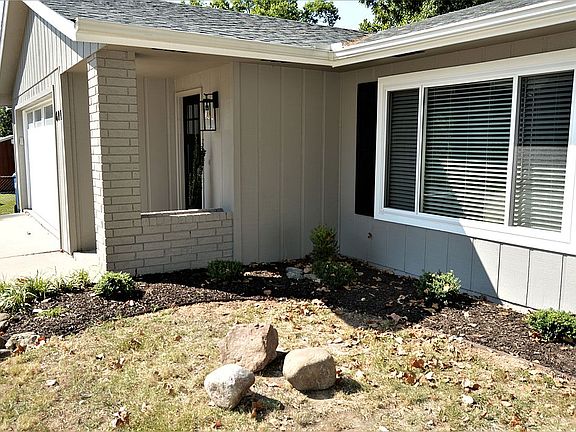 4th image of 611 Royal Ln