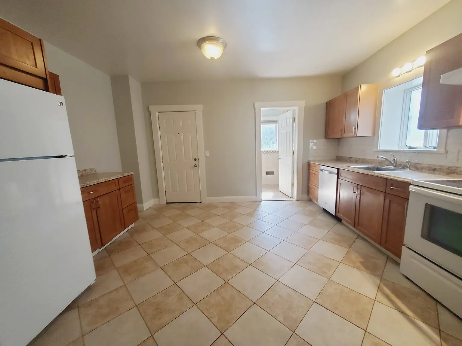 3 bed, 2.0 bath, 1200 sqft, $3,500 — Photo 2